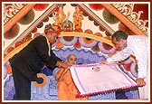 Members of Himmatnagar Municipal Corporation honor Swamishri with a citation on stage