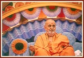 Swamishri in the assembly