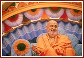 Swamishri smiles in the assembly