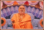 Swamishri addresses the assembly