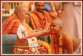 Swamishri gives yagnopavit (sacred thread) to the batuks (Brahmin children)
