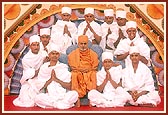 Swamishri with the newly initiated parshads 
