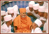 Swamishri with the newly initiated parshads 