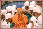 Swamishri with the newly initiated parshads 