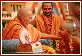 Swamishri gives yagnopavit (sacred thread) to the batuks (Brahmin children)