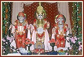 Swamishri performs Shakotsav arti of Thakorji at the Swaminarayan mandir in Himmatnagar