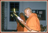 Swamishri performs Shakotsav arti of Thakorji at the Swaminarayan mandir in Himmatnagar