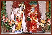 Swamishri performs Shakotsav arti of Thakorji at the Swaminarayan mandir in Himmatnagar