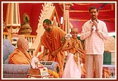 Swamishri gives yagnopavit (sacred thread) to the batuks (Brahmin children)