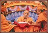 Swamishri performs the opening ceremony of 'Catalogue of Panchratra' - a researched publication prepared by learned sadhus