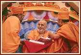 Swamishri performs the opening ceremony of 'Catalogue of Panchratra' - a researched publication prepared by learned sadhus