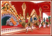 Swamishri and tribal satsangis who performed the traditional dance