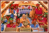 Swamishri strums the 'Ektaro' and sanctifies it