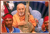 Swamishri strums the 'Ektaro' and sanctifies it