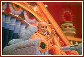 Swamishri humbly bows to the assembly of devotees