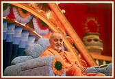 Swamishri appreciates the tribal performance