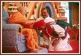 Swamishri blesses the main tribal volunteer satsangis on stage