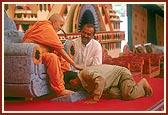 Swamishri blesses the main tribal volunteer satsangis on stage