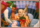 Swamishri strums the 'Ektaro' and sanctifies it