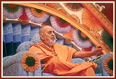 Swamishri addresses the tribal convention