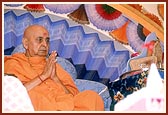 Swamishri prays to Shri Harikrishna Maharaj during the pujan ceremony