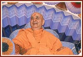 Pujya Satyapriya Swami, Mahant of Himmatnagar, honors Swamishri with a garland