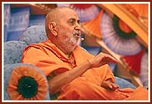Swamishri addresses the tribal convention
