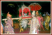 The devotees of Himmatnagar festively carry out a procession to honor Shri Harikrishna Maharaj in the evening assembly