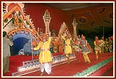 The devotees of Himmatnagar festively carry out a procession to honor Shri Harikrishna Maharaj in the evening assembly