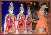 Swamishri performs murti-pratishtha of Shri Dham, Dhami and Mukta. Gopalanand Swami had often stayed in Umreth