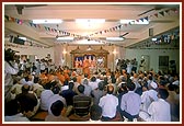 Swamishri and devotees perform the murti-pratishtha arti 