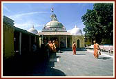 Swamishri visits the Amreshwar Mandir for darshan