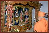 Swamishri performs arti of Thakorji at the Sanskardham