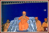 Swamishri blesses the assembly