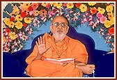 Swamishri blesses the evening satsang assembly