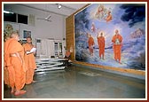 Swamishri visits the art room where paintings are done by sadhus