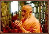 Swamishri during darshan of Thakorji
