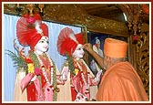 Swamishri performs pujan of Thakorji