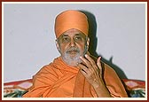 Swamishri during the assembly, Sola Road