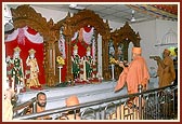 Swamishri performs arti of Thakorji