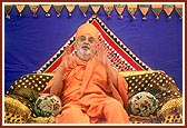 Swamishri blesses the assembly of devotees
