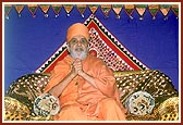Swamishri blesses the assembly of devotees