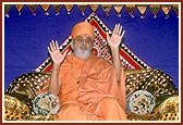 Swamishri blesses the assembly of devotees