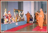 Swamishri performs murti-pratishtha arti of Thakorji to be installed in Swaminarayan Mandir, Huka