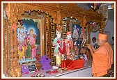 Swamishri performs arti of Swaminarayan Sanskardham, Saraspur (Amdavad)