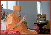 Swamishri blesses the assembly of devotees