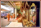 Swamishri performs arti of Thakorji on the occasion of the 10th mandir inauguration ceremony (patotsav)