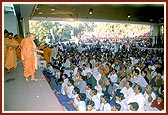 Swamishri blesses everyone by showering flower petals