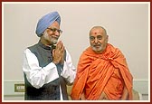 Former Finance Minister of India, Shri Manmohansingh, meets Swamishri