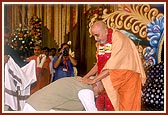 Shri L. K. Advani greets Swamishri on his 82nd birthday